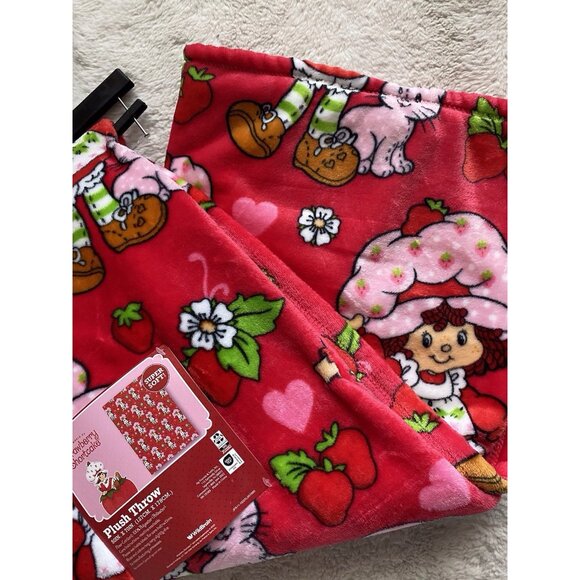 Strawberry Shortcake Custard Cat 50” X 70” Soft Plush Soft Throw Blanket Red NEW - Picture 9 of 16